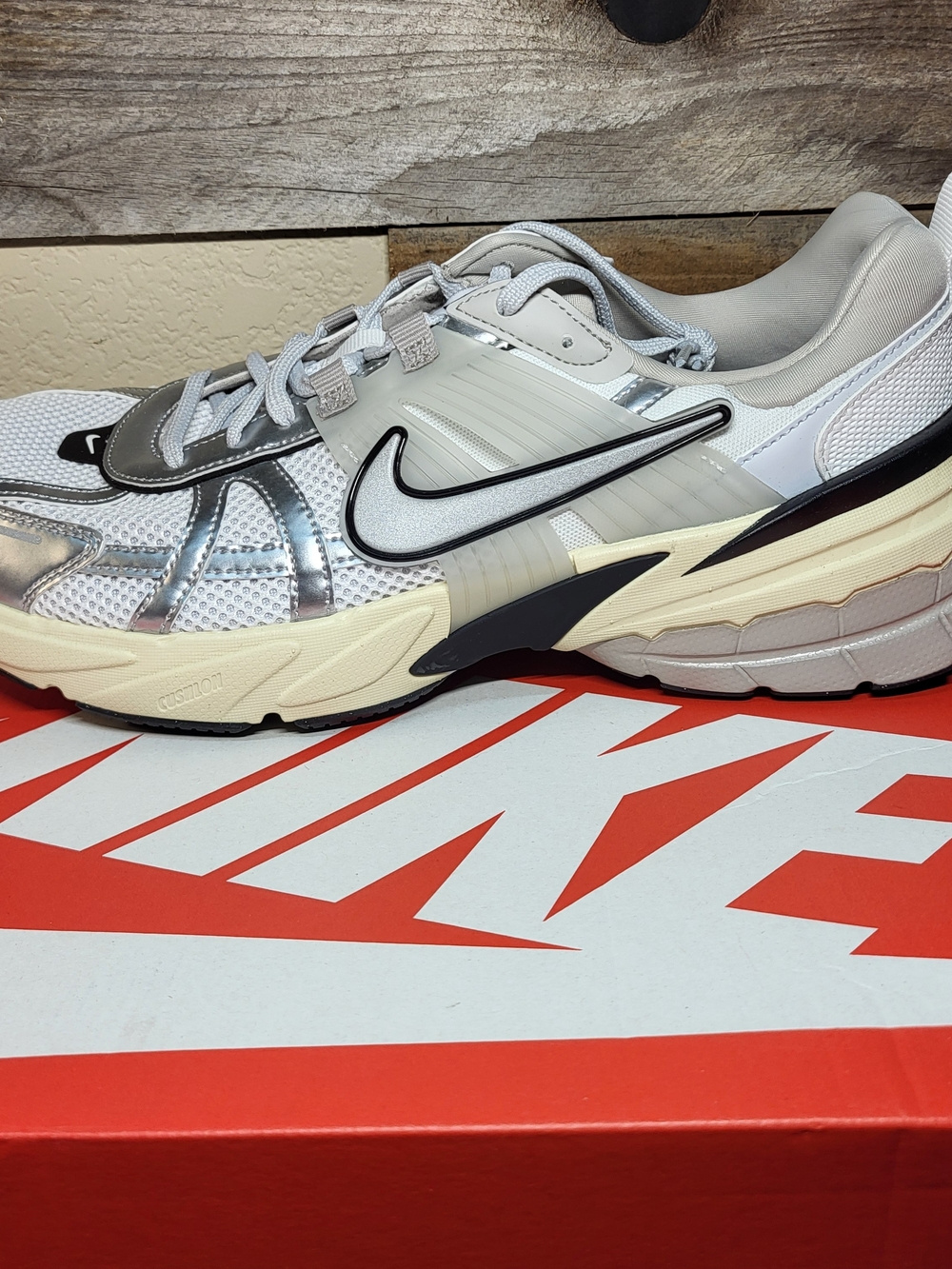 * NEW* Nike V2K Run Summit White/Metallic Silver Size Men's 13 Women’s 14.5